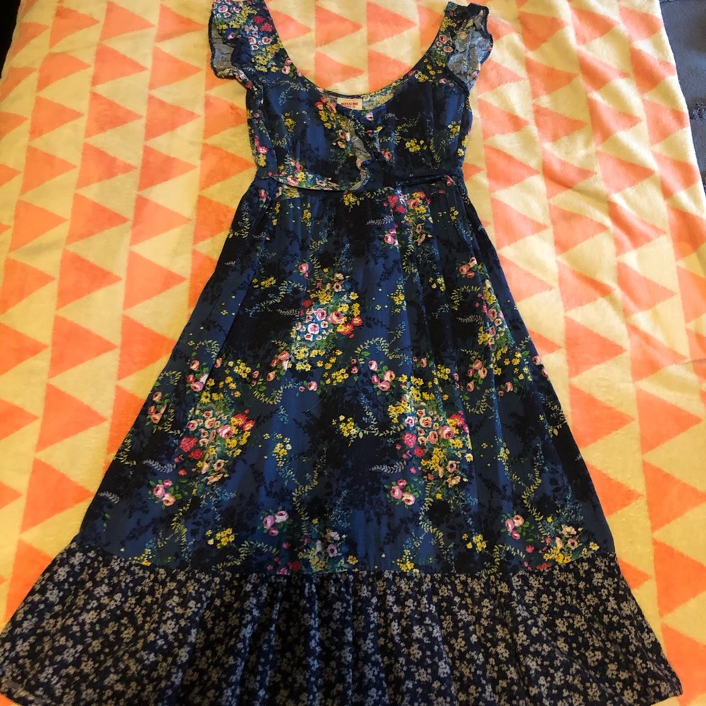 Blue dress w/ floral pattern and ruffle sleeves